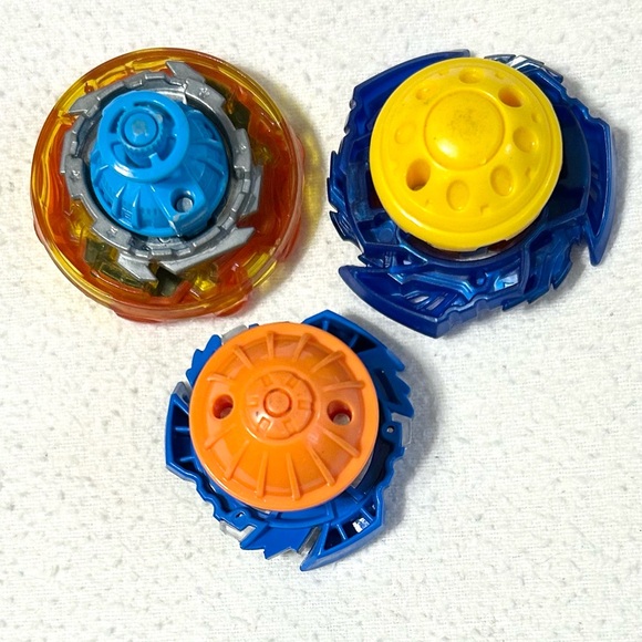 Beyblades Bundle: 6 Beyblades, 3 Launchers, 2 Pull Cords. - Picture 7 of 8